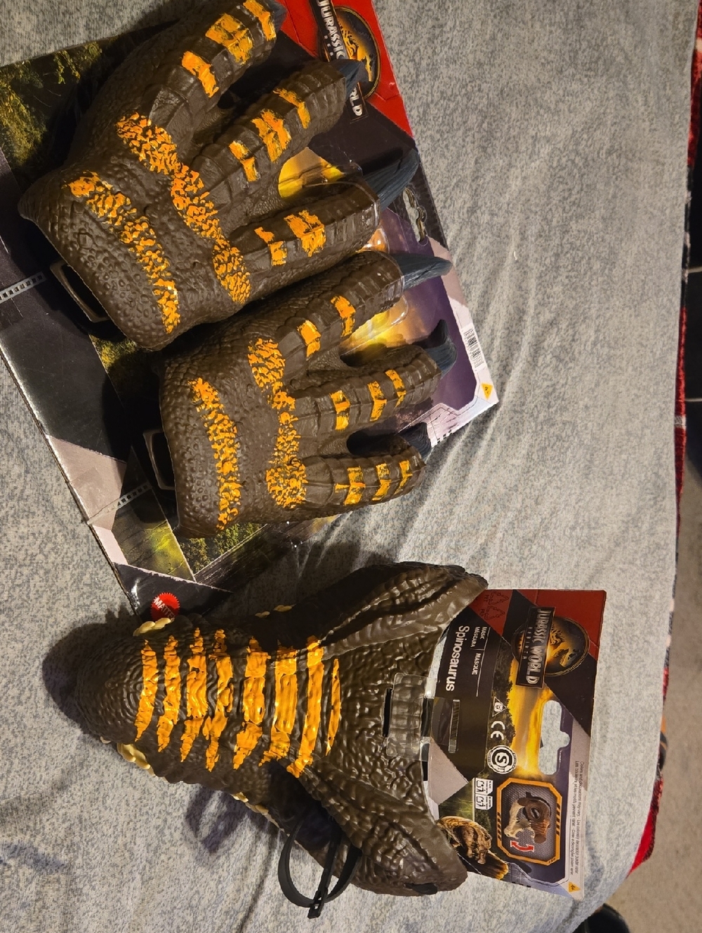 Jurassic World Spinosaurus Claw Gloves And Mask